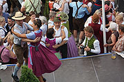 Magnus Kaindl und Tanzmeisterin Katharina Mayer (©Foto: Martin Schmitz)